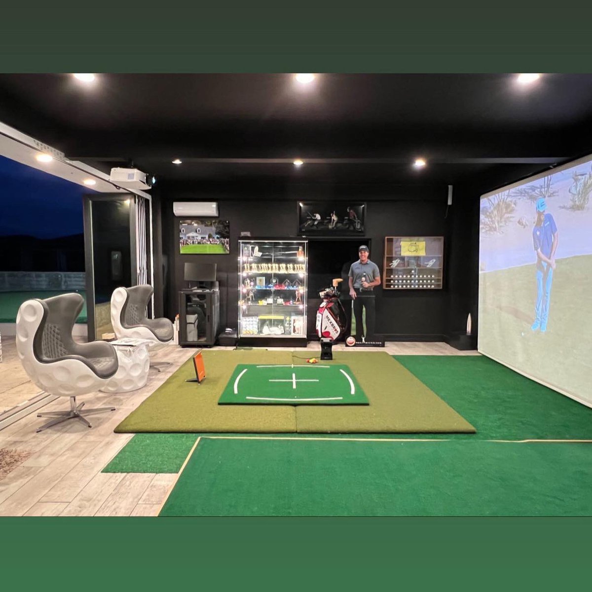 dimple_designed's tweet photo. It’s always AMAZING to see our chairs being used by our customers … and this is one of the very best we’ve ever seen! 💯👀 👏🏼

Follow your heart and your head and get your new chair today https://t.co/RhLLIUtiD8 

#golfroom  #golf #lifegoals #interiordesign #mancave #swingstudio https://t.co/5viPqmchk2