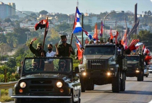 Como aquellos héroes de barbas, nuestros jóvenes avanzan victoriosos por las carreteras y vías de la Patria Socialista. #CubaVive 🇨🇺
#FidelPorSiempre 🇨🇺🇨🇺❤️#CubaViveYCelebra ❤️🇨🇺