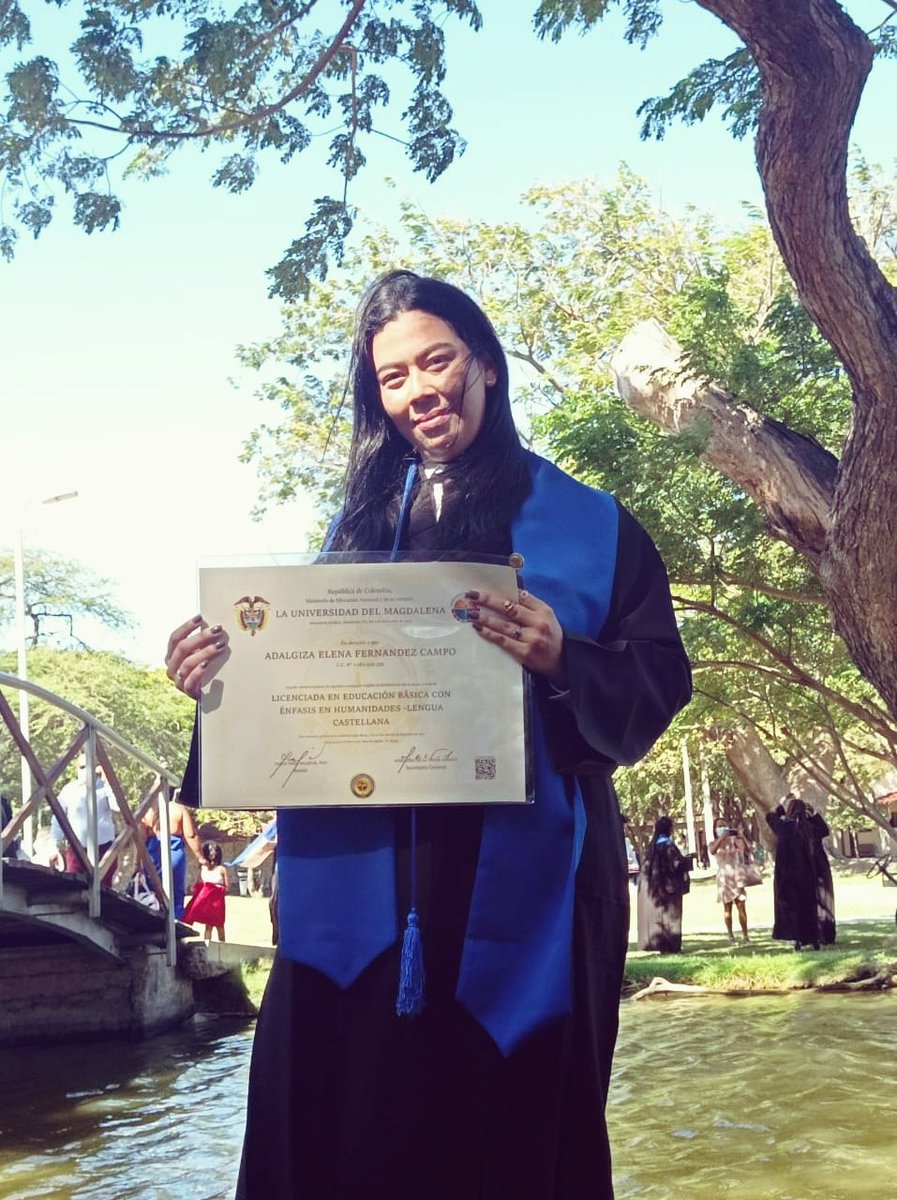 Adafer327's tweet photo. Dios ha sido bueno. El momento más feliz de mi vida, mi graduación como Licenciada en Lengua Castellana. ☺ https://t.co/jZwjBWd7z3