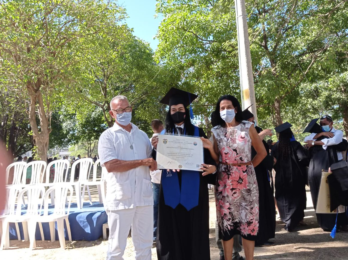 Adafer327's tweet photo. Dios ha sido bueno. El momento más feliz de mi vida, mi graduación como Licenciada en Lengua Castellana. ☺ https://t.co/jZwjBWd7z3
