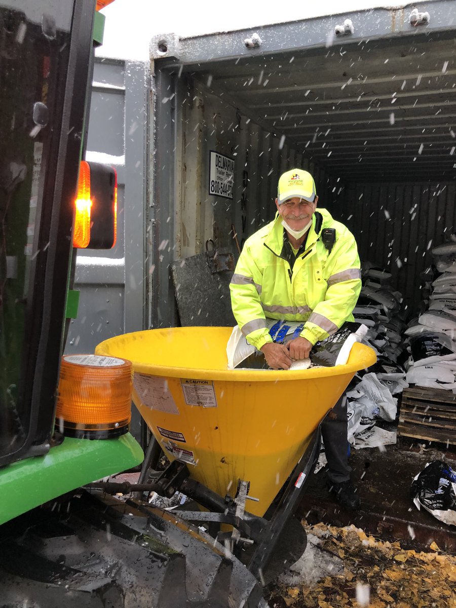 MDDGS's tweet photo. Our thanks go to these hard-working state employees for keeping state campuses navigable! #DoingGreatService https://t.co/gGvt16zyGH