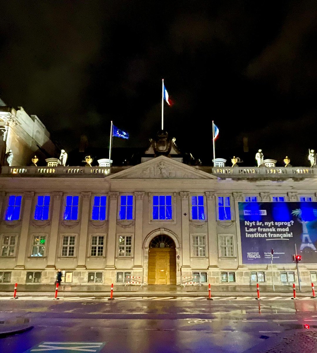 Like many other landmarks in 🇨🇵 and abroad, the French embassy in Copenhagen is being lit up in blue this week to celebrate the beginning of the 🇨🇵 presidency of the EU Council 🇪🇺. #PFUE2022 #EU2022FR