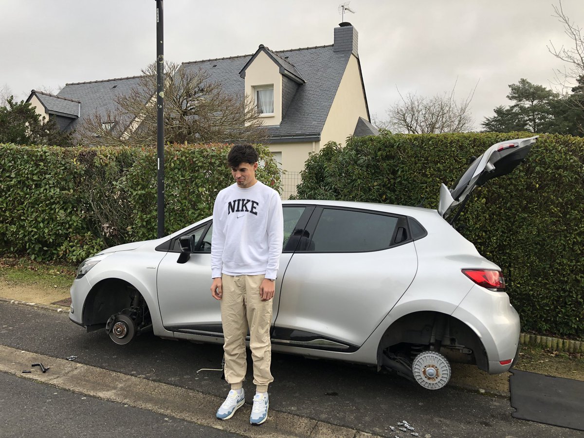 AdrienArneault's tweet image. Hey @redbullracing 🏎 I had my 4 wheels stolen, will you give me a little passage through the pits? ⚙️