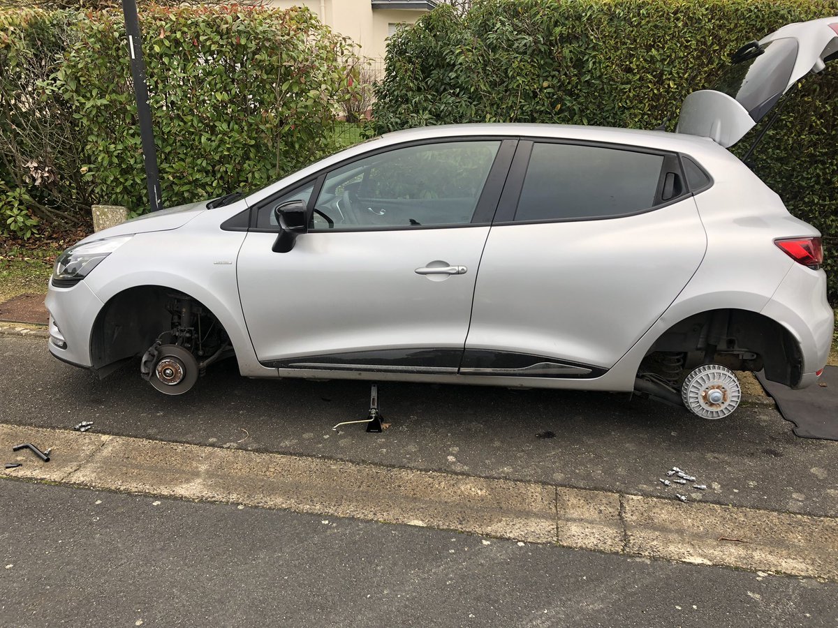 AdrienArneault's tweet image. Hey @redbullracing 🏎 I had my 4 wheels stolen, will you give me a little passage through the pits? ⚙️