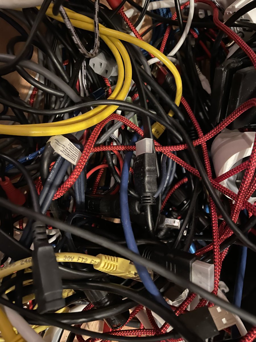 Diplom Studium: Internationales Kabelmanagement. Erstes Semester: HDMI. Zweites Semester: USB-C.