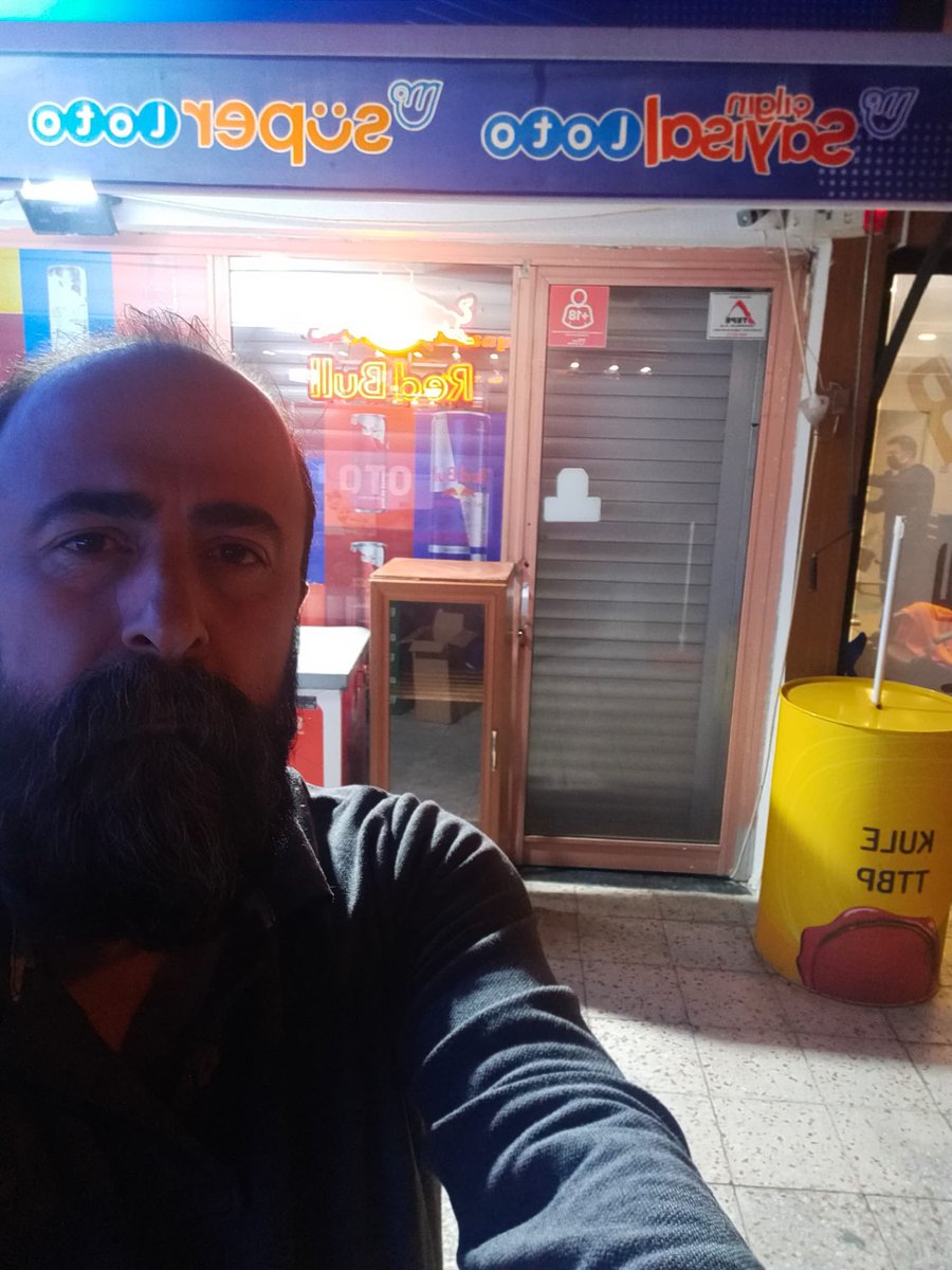 AybasOzgur's tweet photo. Türkiye geneli dükkanları kapatıyoruz firmaların ürün vermemesi telefonları açmamaları sebebiyle muhatap bulunamadığından zincir marketlerin otomatik % 40 zam yapmaları bizlerin ticaretini sekte vurmuştur ülkemiz adına geçmiş olsun.Ya zamlar açıklansın yada ürün versinler https://t.co/4NPk4RlrFJ