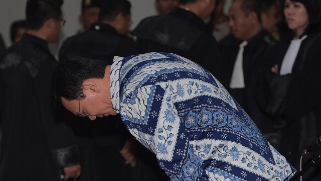 __AnakKolong's tweet photo. Dia datang SENDIRI tanpa memekikkan "HALELUYA" 
.
.
Karena haleluya bukan pekikkan.
.
. https://t.co/wiyrFykHAY