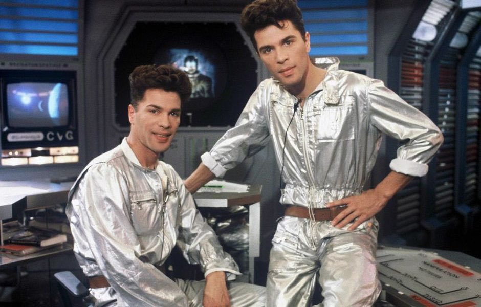 HPIdiote's tweet photo. Au revoir messieurs, bon séjour dans les étoiles #IgorBogdanoff #GrichkaBogdanoff https://t.co/Bx4CiWNVhp