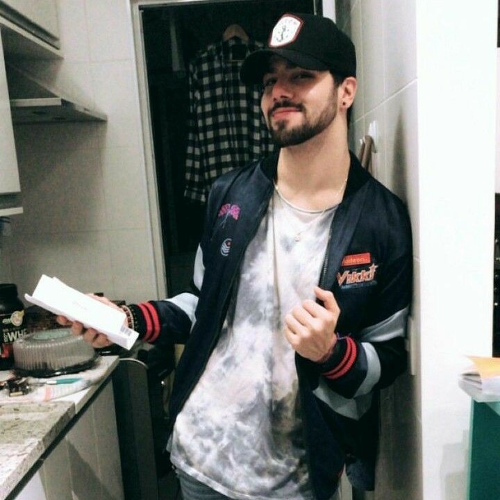 t3ddy sorrindo c: on X: (voltei 😁) ele de boné jdkandkdnd