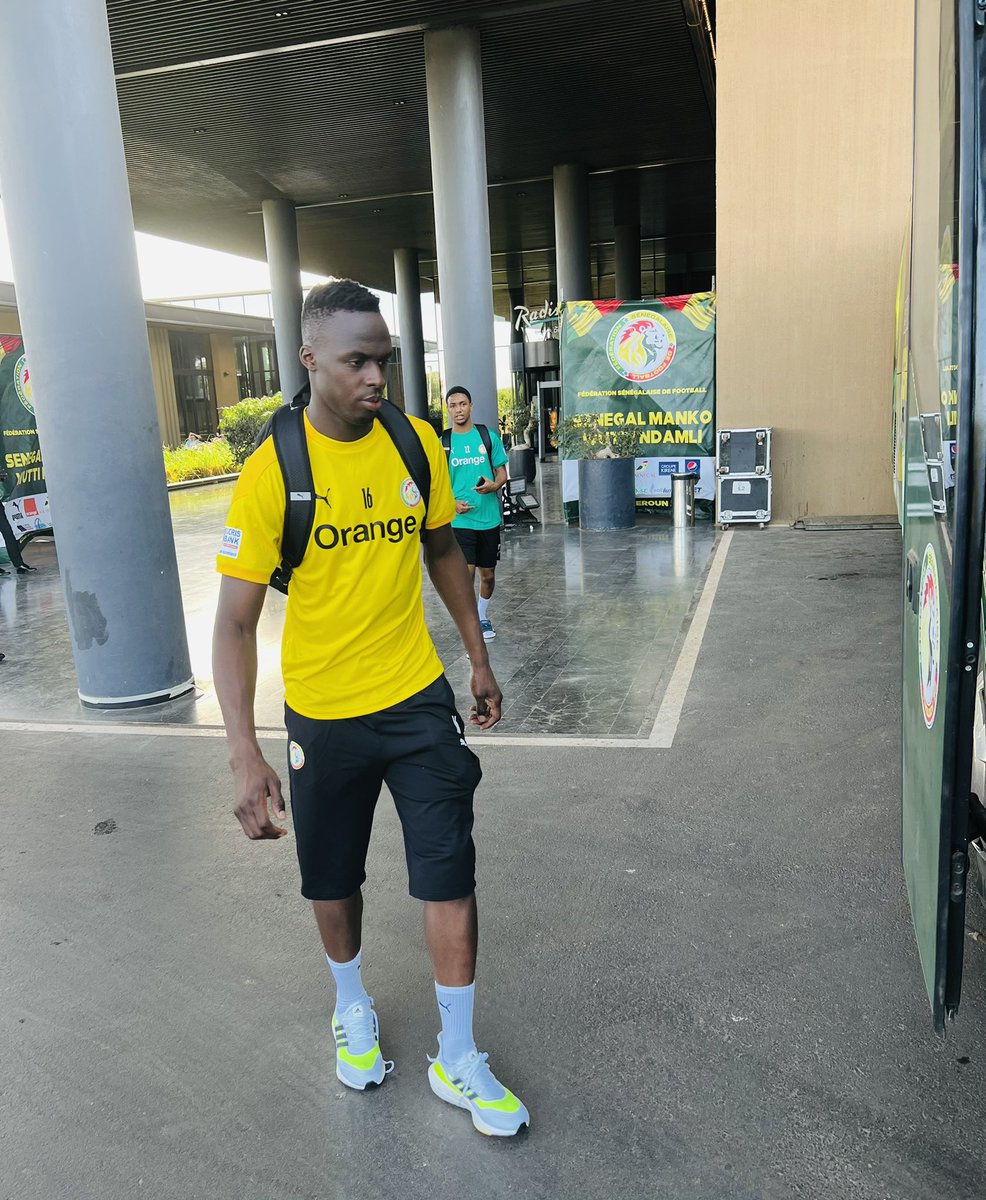 Fsfofficielle's tweet photo. En route pour le Stade Lat Dior. Nos lions vont s’entraîner une dernière fois avant de s’envoler vers le Cameroun demain soir. #MankoWutiNdamli https://t.co/6jRI0NUk9s
