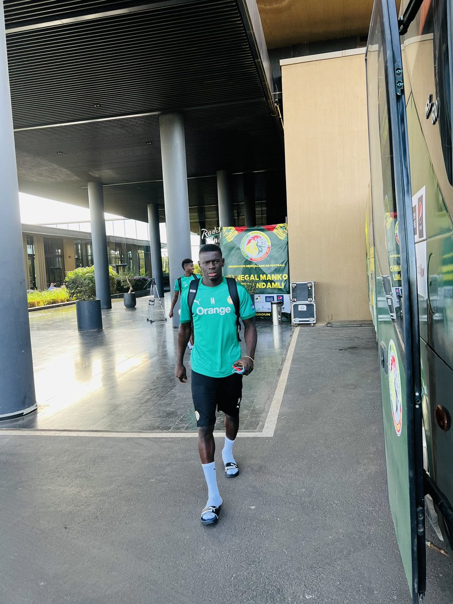 Fsfofficielle's tweet photo. En route pour le Stade Lat Dior. Nos lions vont s’entraîner une dernière fois avant de s’envoler vers le Cameroun demain soir. #MankoWutiNdamli https://t.co/6jRI0NUk9s