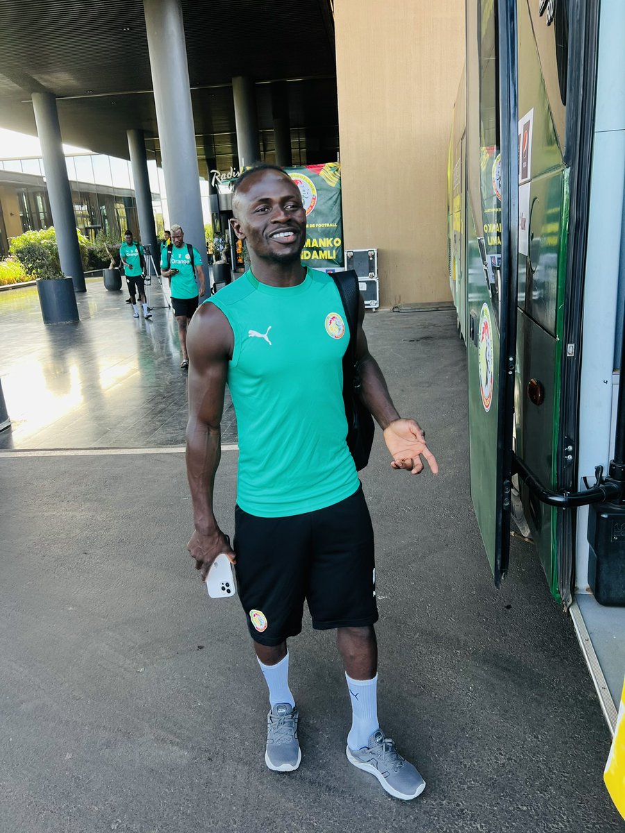 Fsfofficielle's tweet photo. En route pour le Stade Lat Dior. Nos lions vont s’entraîner une dernière fois avant de s’envoler vers le Cameroun demain soir. #MankoWutiNdamli https://t.co/6jRI0NUk9s