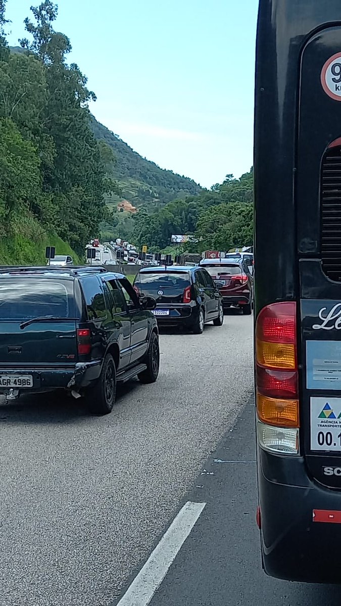 TransitoMilGrau's tweet photo. BR-101 região do Morro Agudo em Paulo Lopes. Imagens via WhatsApp. https://t.co/7onIJQoQSv