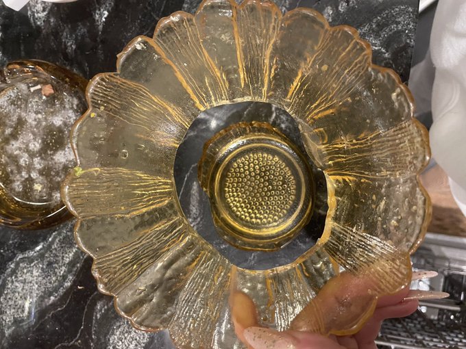 i was doing the dishes and this happened. what the hell https://t.co/SOklzpbdVR