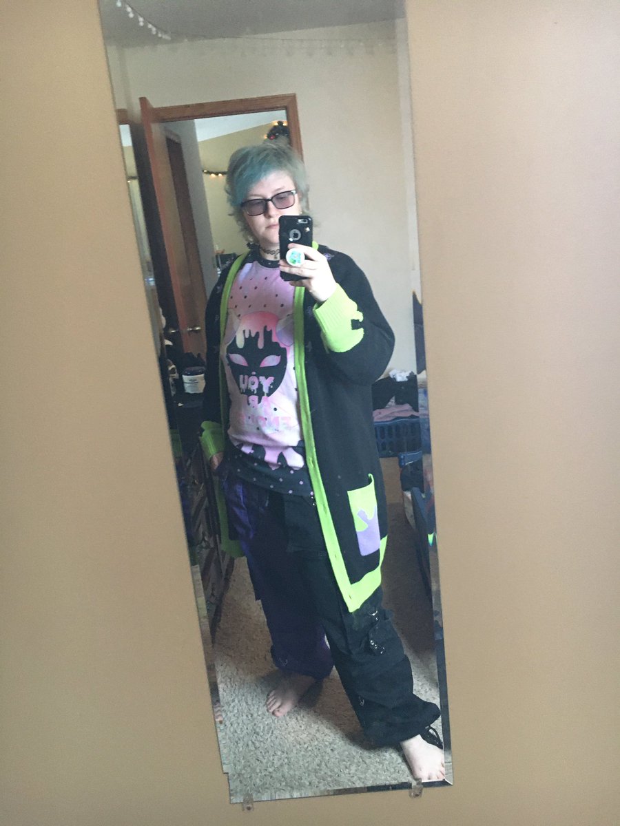 zombiecheshire's tweet photo. Going for a more gender neutral to masculine yami kawaii look today.
Sweater and shirt from @kitycrylics
Pants from @RebelsMarket
Earrings handmade by @MevrouwRoze
#yamikawaii #thisisgoth https://t.co/Kfy9N50waW
