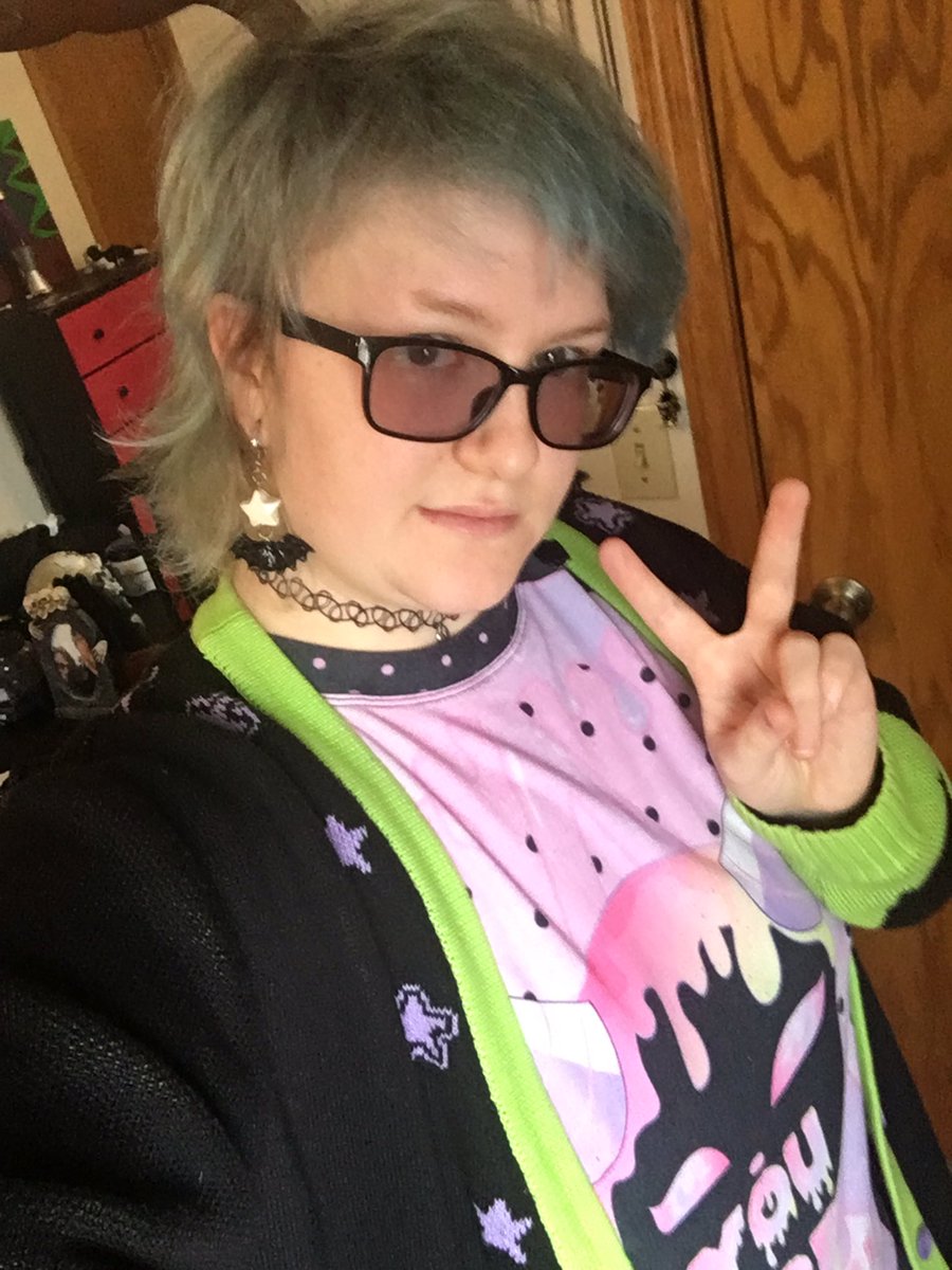 zombiecheshire's tweet photo. Going for a more gender neutral to masculine yami kawaii look today.
Sweater and shirt from @kitycrylics
Pants from @RebelsMarket
Earrings handmade by @MevrouwRoze
#yamikawaii #thisisgoth https://t.co/Kfy9N50waW