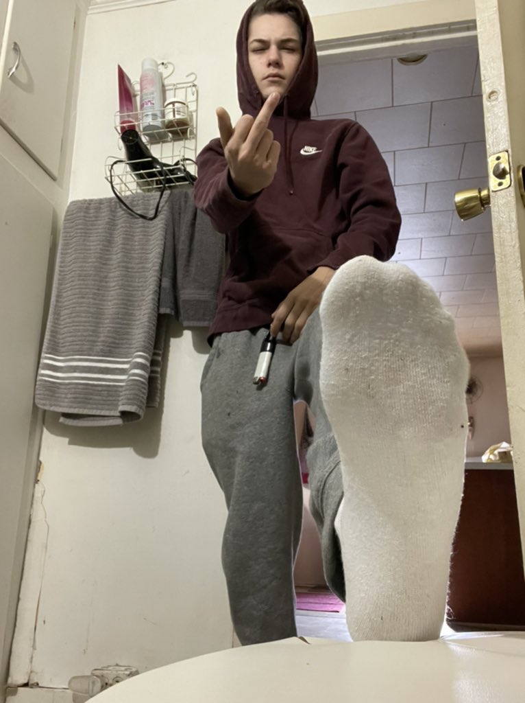 MasterC72's tweet photo. $end and $niff boys 👣

  #findom https://t.co/LUZOk9SLqh