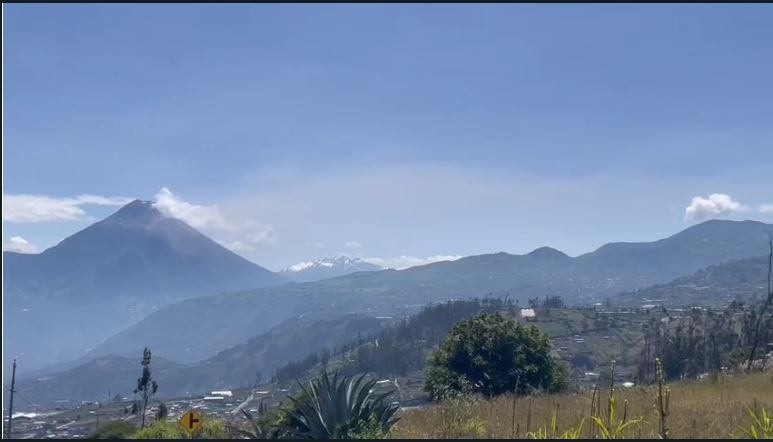 IGecuador's tweet photo. #IGAlInstante Informativo VOLCÁN TUNGURAHUA No. 2022-001
LUNES 03 DE ENERO DE 2022
El Instituto Geofísico de la Escuela Politécnica Nacional informa que a través de la Red de Observadores Volcánicos (ROVE) y las cámaras...
Ver informe: https://t.co/HFgYZMa2Mb https://t.co/IgZoVxGSdj