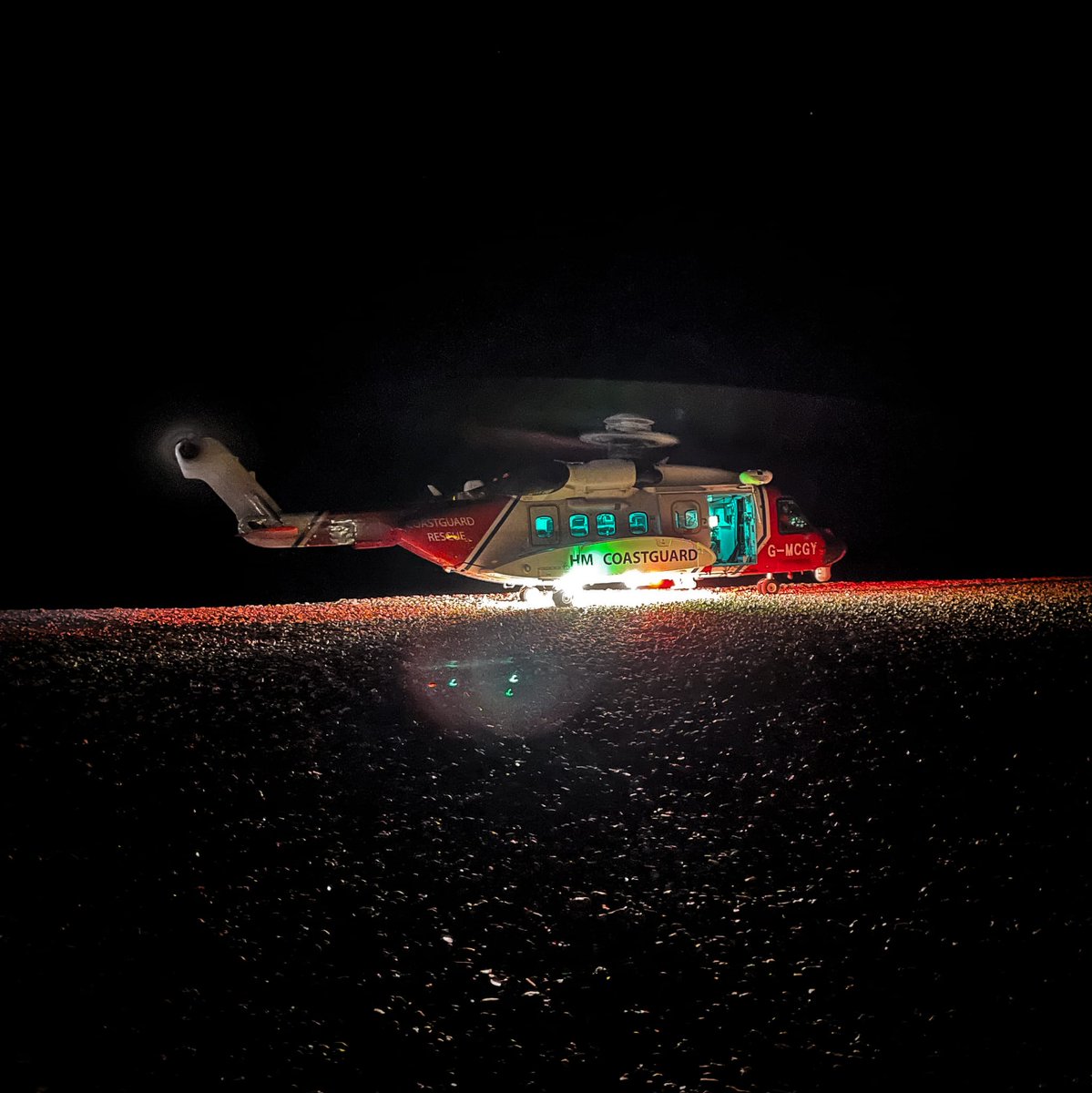 HMCGLymeRegis's tweet photo. *Callout* #01 02/01/22@1702
Tasked with @BCoastguard, @LymeRegisRNLI to 4 casualties and 2 dogs trapped on cliff, cut off by tide. Due to inaccessible location, Coastguard helicopter #Rescue924 winched casualties to the safety. #999Coastguard #SearchRescueSave #KnowYourTides https://t.co/8iq5HnR1e2