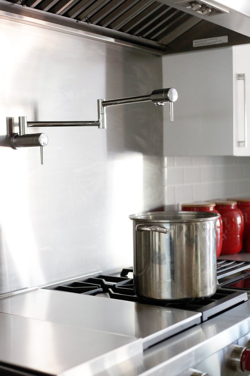 finecustomco's tweet photo. This kitchen is absolutely stunning. With the red accents against the white backsplash. 
#finecustom #utahremodel #utahkitchen #stunninghome #construction #redaccents #redandwhite #newkitchen #kitchenremodel #kitchen #utahhomes #homeinspo #kitchenideas #kitchengoals https://t.co/sjR88CptPa