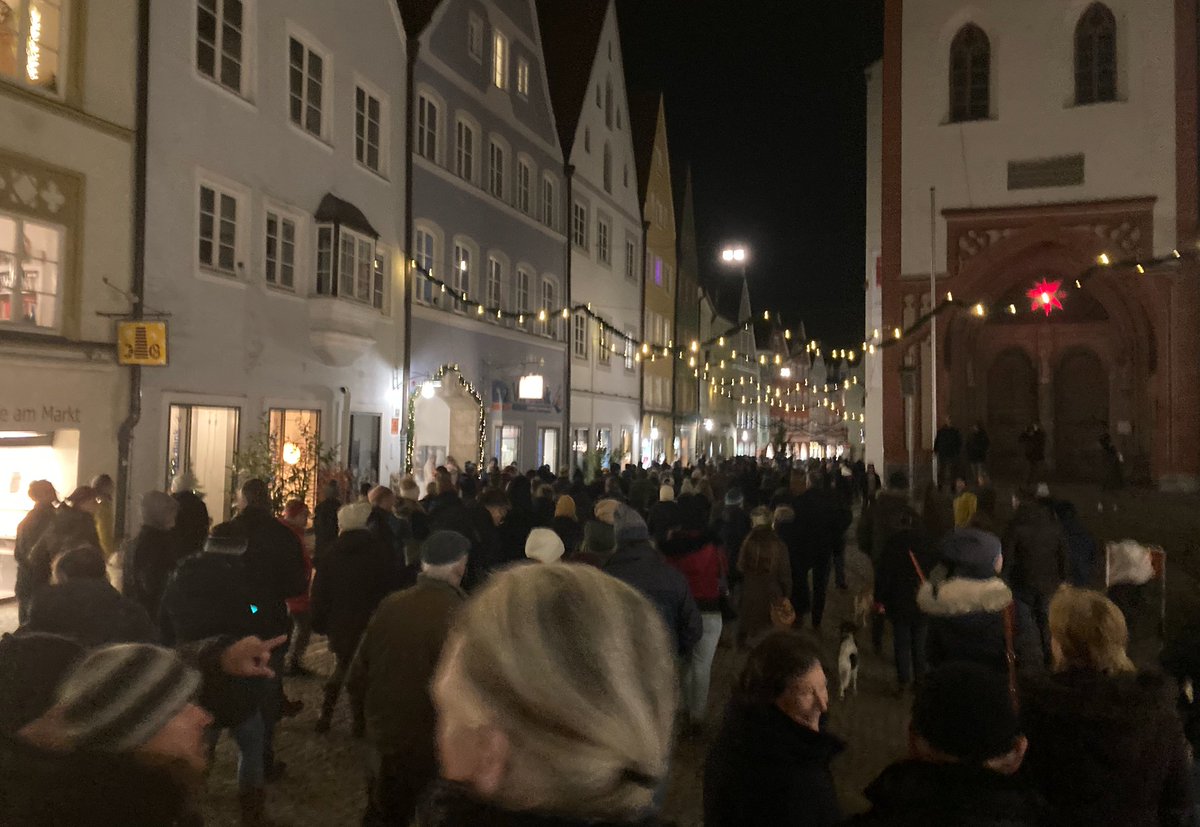 realTomBohn's tweet image. Soeben in Landsbrg am Lech (30.000 Einwohner): 
Sicherlich über 1.000 Spaziergänger gingen an mir vorbei. Keine rechtsextremen Symbole, keine Reichsflaggen, keine Sprechchöre. 
Und vor allem: Eine ruhige, sehr besonnen reagierende Polizei.