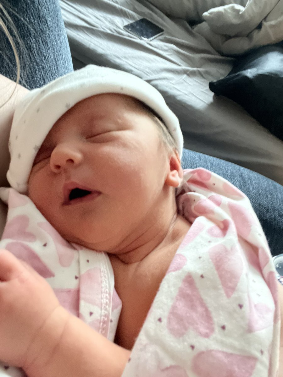 halfmoonatalie's tweet photo. isnt my daughter cute as heck??? not to toot my own horn or anything but i MADE her in my BELLY https://t.co/x94KcJbf0l