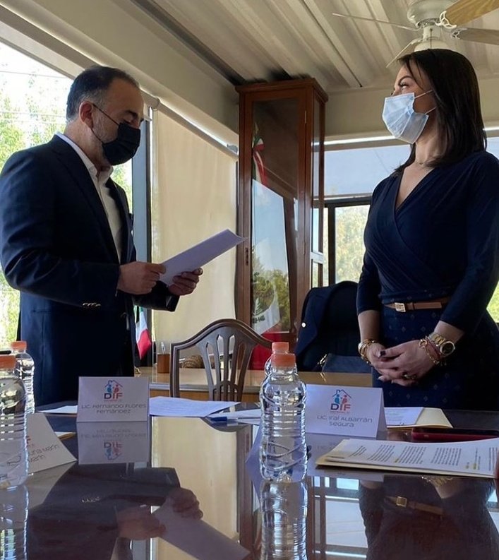 EmisorInformat2's tweet photo. El presidente de @MetepecGobierno Fernando Flores le toma protesta a su esposa Irai Albarrán quién fungirá como presidenta honoraria del DIF Municipal y dice que no recibirá prestación alguna. https://t.co/OBfYD3fabm