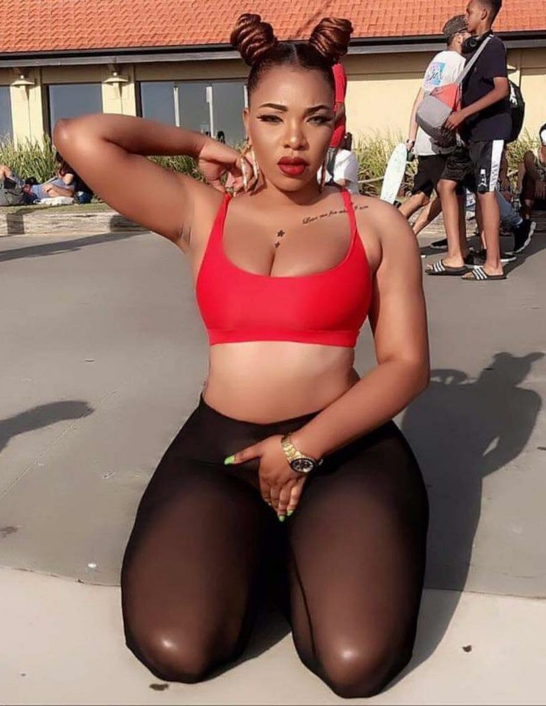 escortesinfo's tweet photo. C'est dégoûtant, cette fille est une prostituée, modèle &amp; entrepreneuse @rosalindalovely habité à Australie et d'origine Congolaise, elle à été figuré dans le clip #Meandyou de @Currencybaba1 elle se faire baiser partout des artistes de la Belgique en France. https://t.co/nRrbbg4aNt