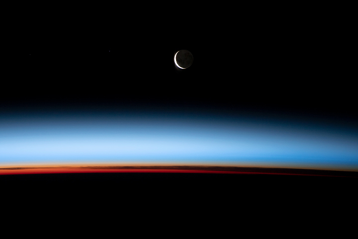 NASAEarth's tweet photo. Astronauts traveling in the @Space_Station  can capture unique shots of the planet’s only natural satellite. https://t.co/xbK6HziNVu https://t.co/sc8AkVjFfL