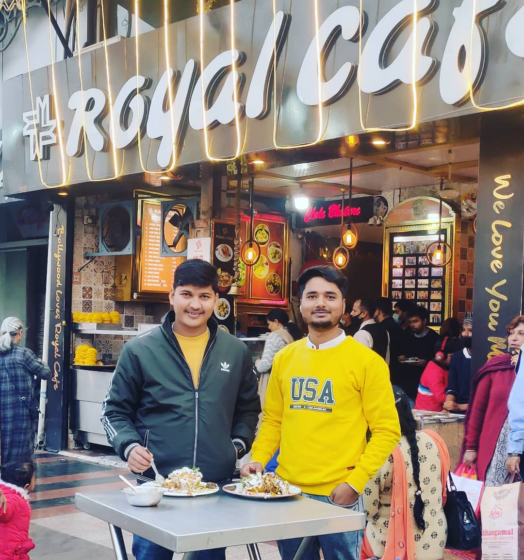 durgeshsharmajt's tweet photo. आज फाइनली पहुँच ही गये चाटकिंग का चाट खाने रॉयल कैफे लखनऊ।
😋😋
#Chatking #Royalcafe #Lucknow #Hazaratganj_Lucknow https://t.co/qoxVhXlpQj