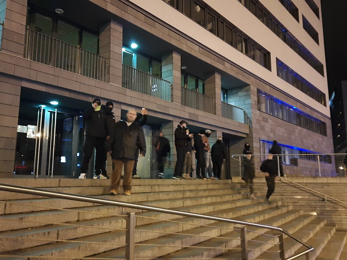 WeberKili's tweet photo. 19:00 Wir haben ein paar Nazi-Hooligans direkt im Nacken.
Der Typ mit dem weißen Schlauchschal droht mir Gewalt an

#hal0301 #Halle #Querdenken #NoNazis #Antifa https://t.co/WNxGqw3Ox2