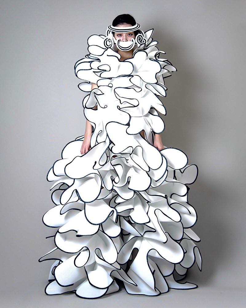 avantgardistinc's tweet photo. Ryunosuke Okazaki is currently based in Tokyo.
He graduated from Tokyo University of the Arts in 2021. He already has a few awards and grants.
#RyunosukeOkazaki #fashionprize #fashioncompetition #chinesedesigner #fashion #style https://t.co/V9me0cDeLv
