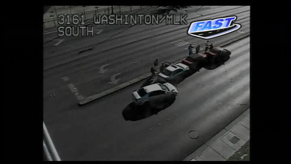 ZoraAsberry's tweet photo. Crash has just popped up on MLK SB after Washington. Left lanes are blocked. #ProblemSolverTraffic #GMLV https://t.co/woTGjbvfNA
