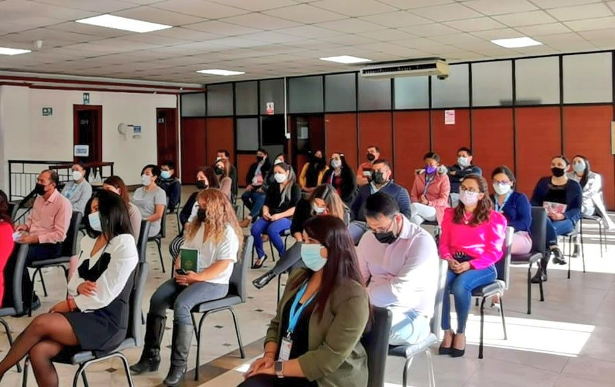 EducacionZ3_Ec's tweet photo. HOY | En #Ambato, a través de un acto emotivo, la coordinadora, @LoronaXimena, presentó a los nuevos Directores Técnicos Zonales de @EducacionZ3_Ec, quienes se comprometieron a trabajar en territorio en beneficio de la comunidad educativa.
#TodosPorLaEducación https://t.co/5LmWKSDfjq