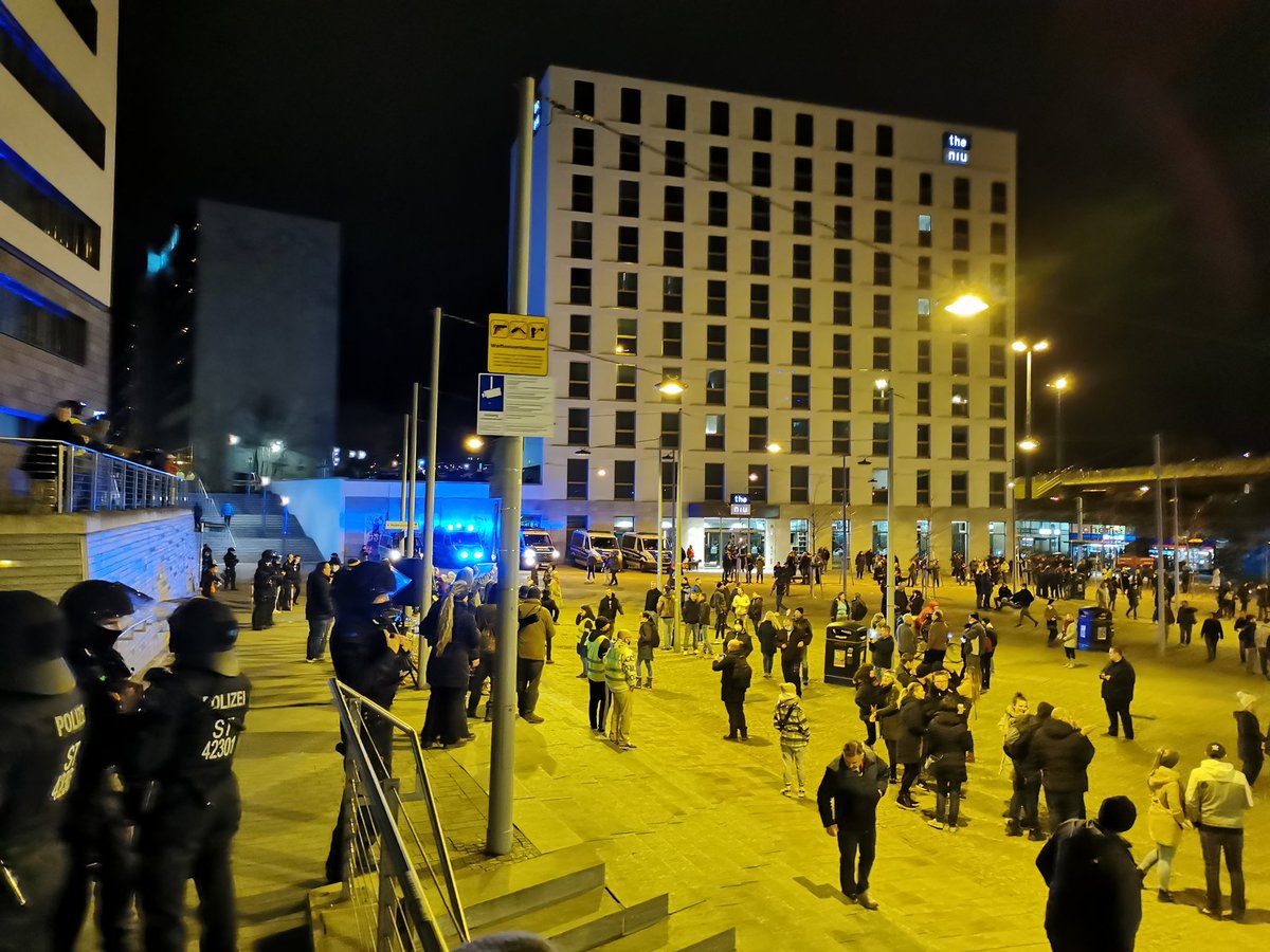 BaRaPlus's tweet photo. Berichtigung, die Demo sammelt sich am Riebeckplatz, auf der Brücke ziehen weiter Leute, die hierher strömen.

#hal0301 #Halle #Querdenken https://t.co/zr2uQh7jNq