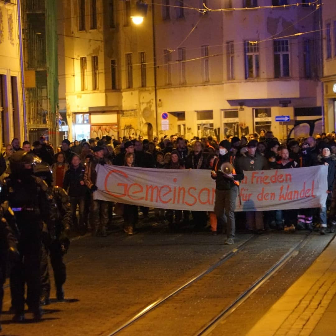 dubisthallede's tweet photo. Demonstration gegen Corona-Maßnahmen und die Impfpflicht in Halle #hal0301

https://t.co/yfZ2QTMwW9 https://t.co/hwTbgBqS68