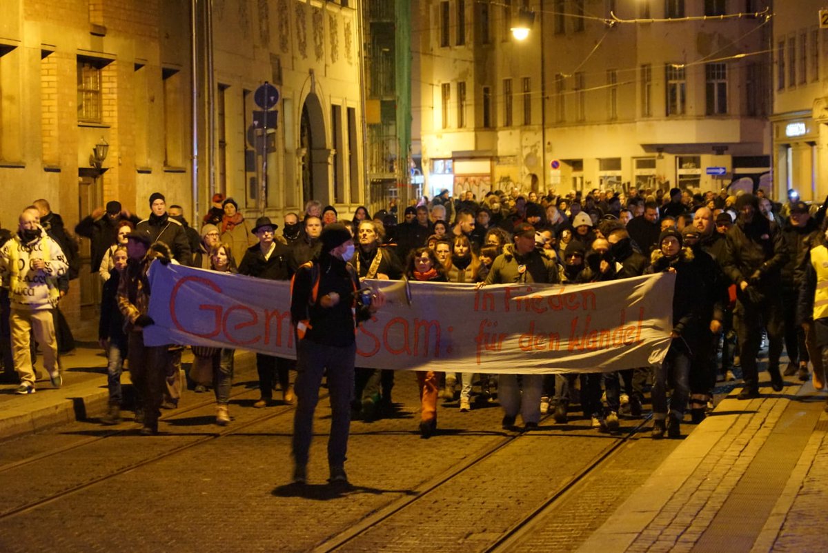 dubisthallede's tweet photo. Demonstration gegen Corona-Maßnahmen und die Impfpflicht in Halle #hal0301

https://t.co/yfZ2QTMwW9 https://t.co/hwTbgBqS68