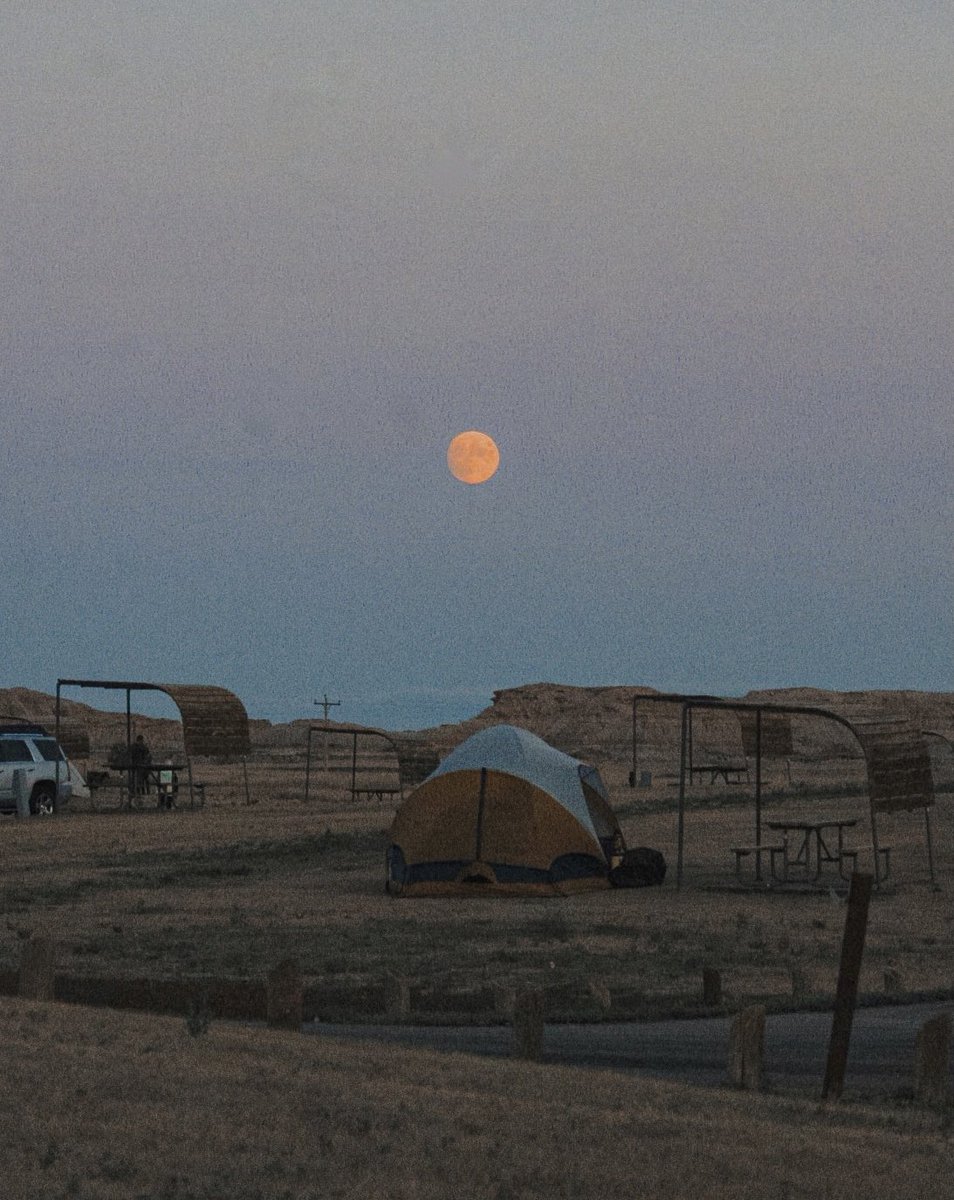 mvrygrace's tweet photo. camping in badlands, south dakota. august 2021🌕 https://t.co/CMohdiPdSd