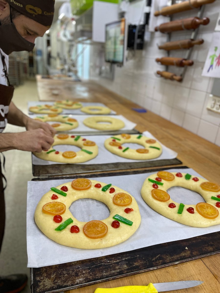 can_pons's tweet photo. 🐫👑 Se acercan las Majestades de Oriente☺️ Y nosotros ya estamos preparando los roscones con mucho cariño y esmero 🥰❤️ 

#rosconreyes #pasteleria #pastisseria #canpons4ever https://t.co/5kByVaZV8w