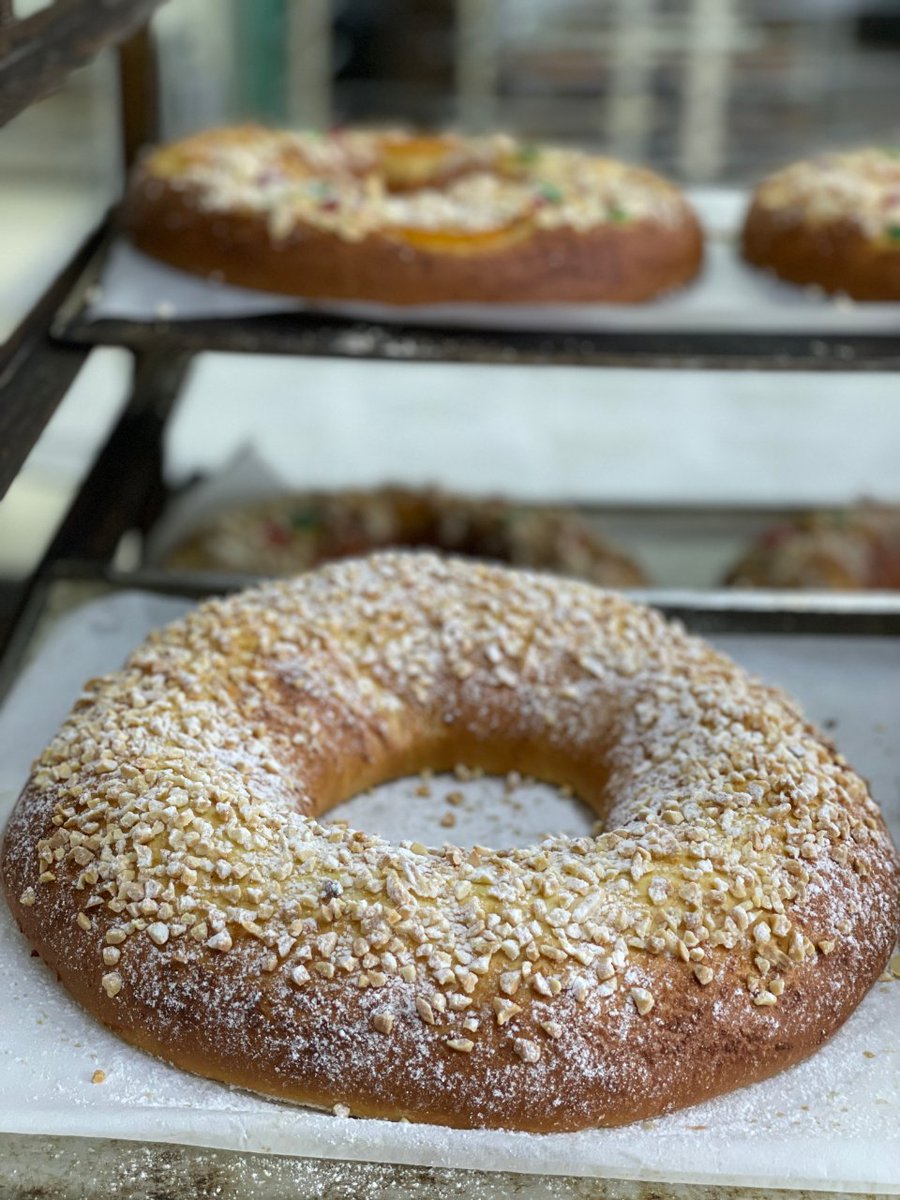 can_pons's tweet photo. 🐫👑 Se acercan las Majestades de Oriente☺️ Y nosotros ya estamos preparando los roscones con mucho cariño y esmero 🥰❤️ 

#rosconreyes #pasteleria #pastisseria #canpons4ever https://t.co/5kByVaZV8w