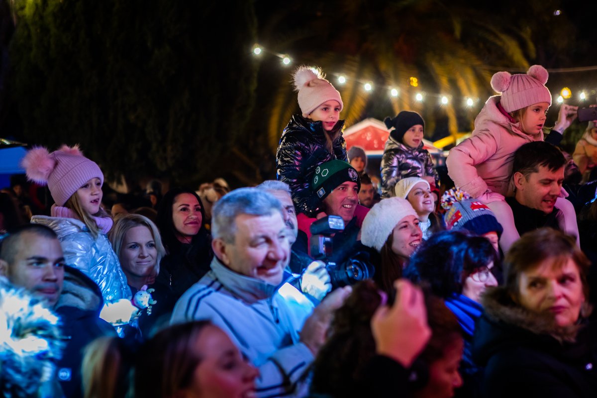 SplitCityInfo's tweet photo. Koliko je samo osmijeha na dječjim licima izazvao Advent u Splitu  - teško bi bilo prebrojati. Zato radije "kliknimo na igru" i prisjetimo se kroz fotografije u čemu su sve mališani uživali. 🥰🎄 👉 https://t.co/FzBTf6gq6K

📷 Branimir Džaja
📷 Miroslav Pandža
📷 Saša Stojanović https://t.co/dQyJoKepxH