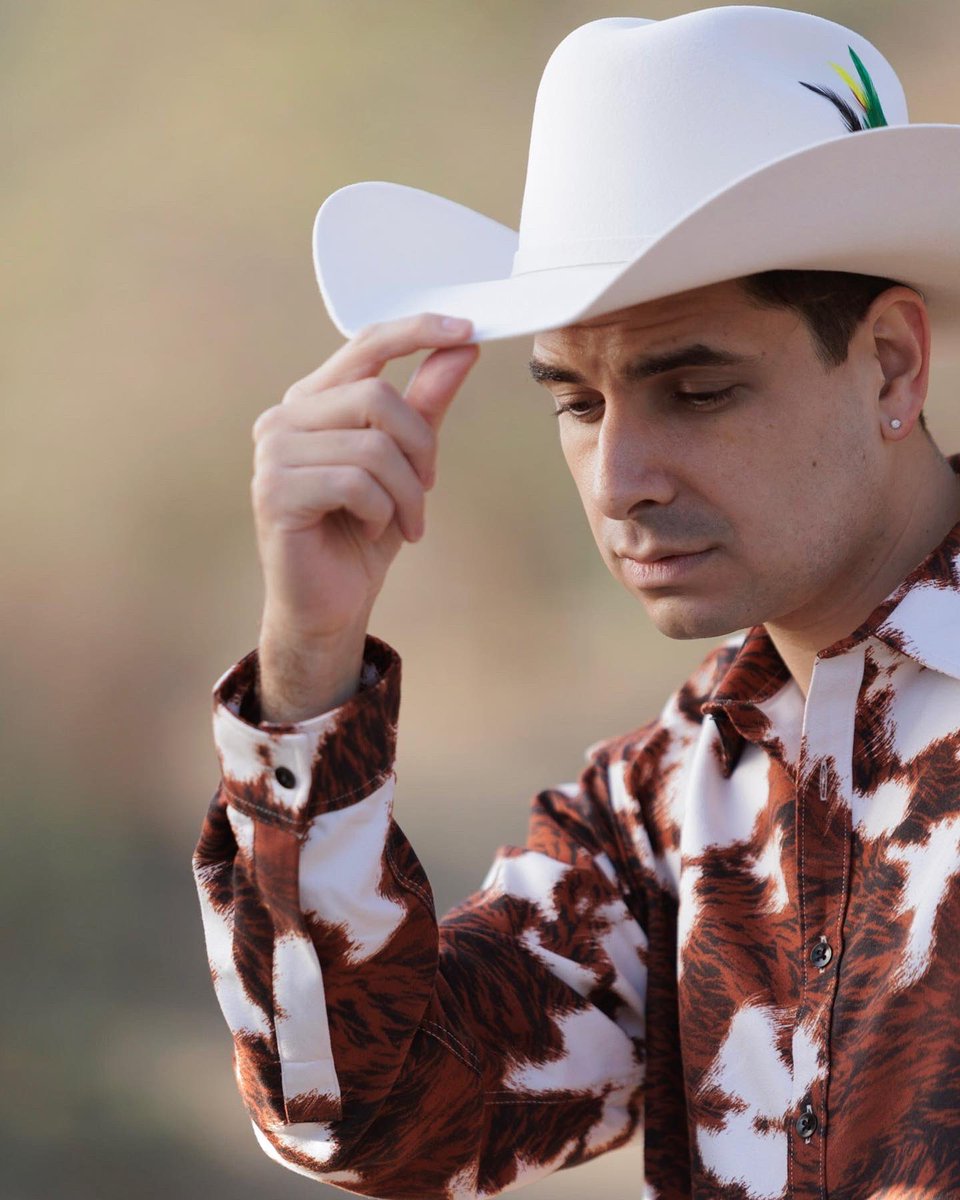 arca4real's tweet photo. Mírame no soy el mismo de antes ✨
📸 by Apollo Reyes 📸
#regionalmexicano #bandasinaloense #frankarcadio #banda #puroamor #losamo #yaeshora #texanastyle 🤠 https://t.co/6xPDGqB2Ob