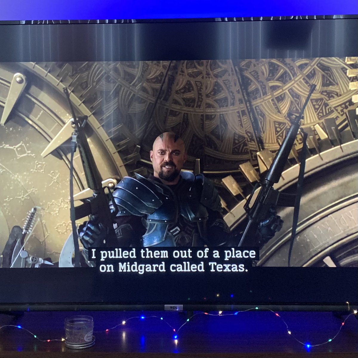 serious thor ragnarok question — when skurge says here his weapons from texas are “des” and “troy” that’s also gotta be a Dez Bryant-Troy Aikman joke too yeah? https://t.co/1aFEStEs5j