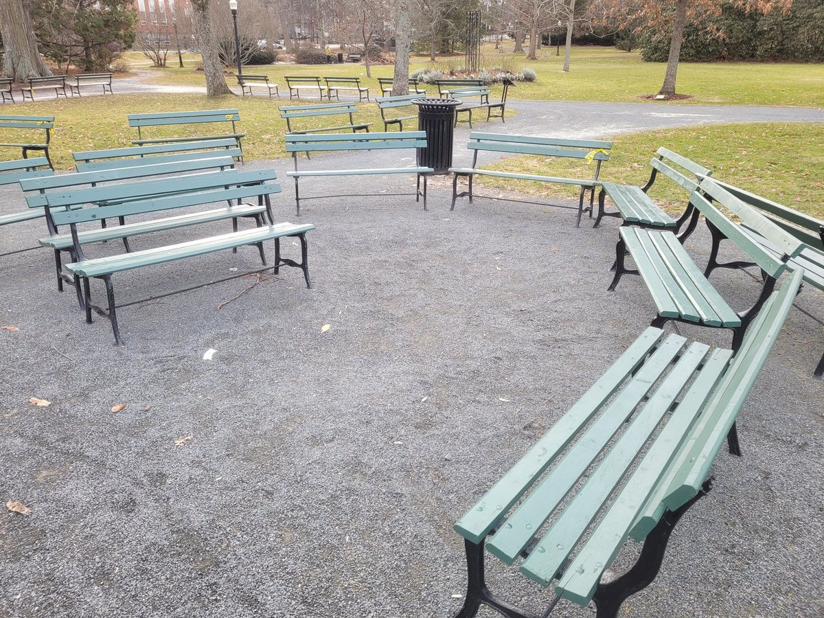 LUrbaniste's tweet photo. You can learn a lot from how people set up benches when they're not drilled to the ground. https://t.co/bpHQgc6log