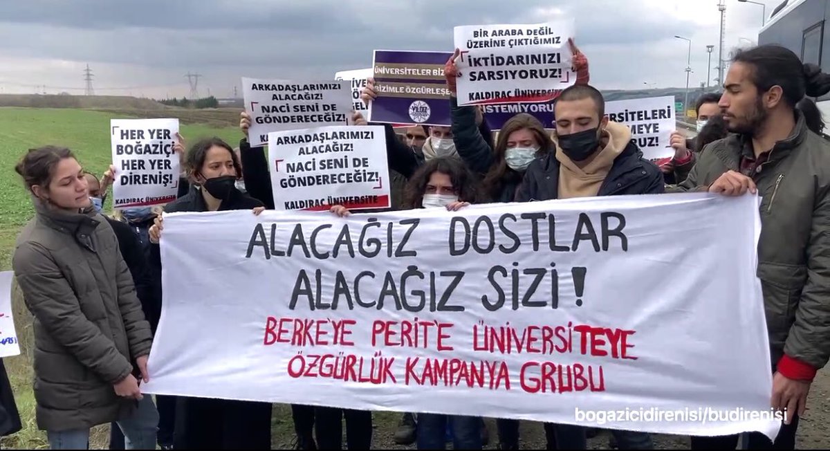 Direnişimiz bir yıldır devam ediyor. Sıra arkadaşlarımız Berke ve Perit ise Cumhurbaşkanı Erdoğan’ın hedef göstermesi ve Naci İnci’nin şikayetiyle 3 aydır tutuklular.
7 Ocak’ta Çağlayan’dayız, sizi alacağız!
#BerkeyePeriteÖzgürlük
#ÖzgürlükteKavuşacağız
#Boğaziçi1YıldırDireniyor