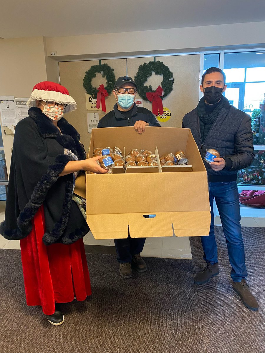 oectagovernor's tweet photo. On the day Ontario announced schools would close, minister @Sflecce didn’t bother to show up to the press conference. 

But he:

✅ Shows up to stand in field
✅ Shows up to deliver cupcakes
✅ Shows up for coffee
✅ Shows up to deliver panettone https://t.co/XeQKAMyp7h