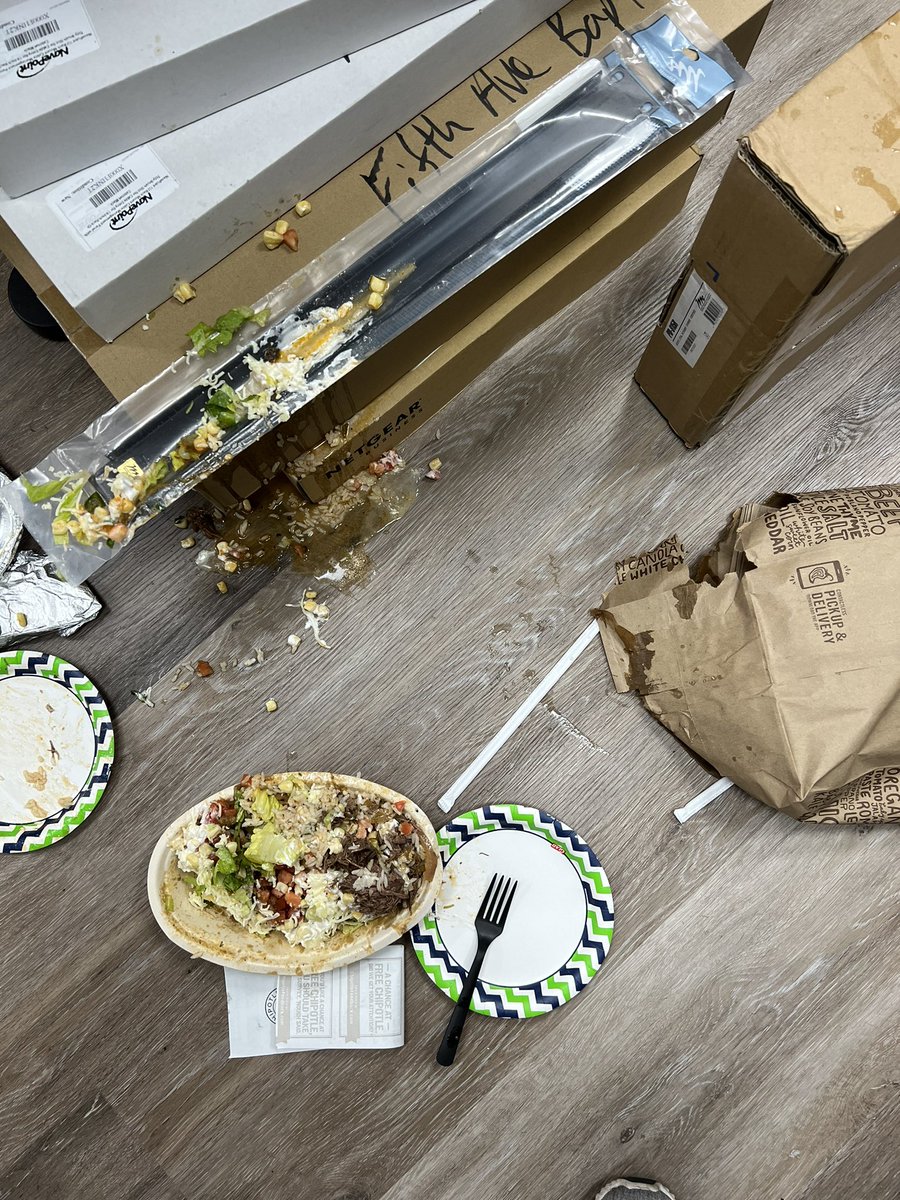 MattStuff's tweet photo. @ChipotleTweets you seriously need better bags… https://t.co/A1Fb85Febx