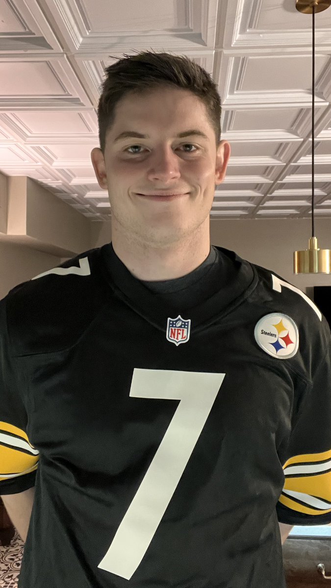 SethHoward_'s tweet photo. Ben has been the starting quarterback for my favorite team since I was 4 years old, and watching him play in Super Bowl 43 is what made me want to be a Quarterback. And 12 years later, I’m still doing it. Win lose or draw, thanks for everything 7. 🤟🏼 https://t.co/GmO0YfSZUI