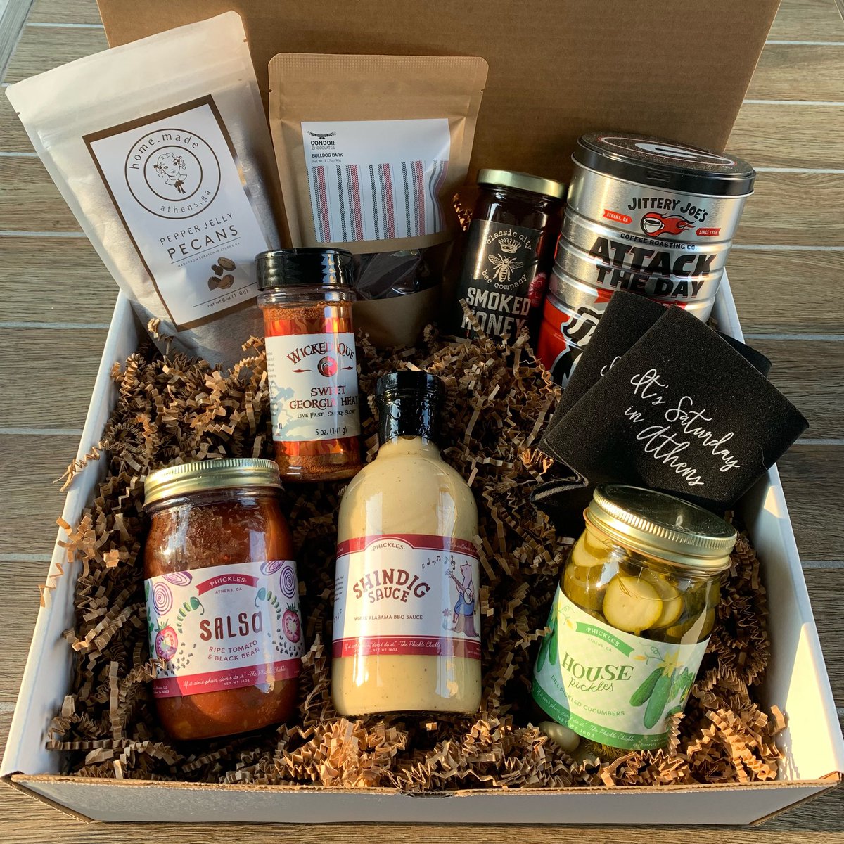 If you didn’t get tickets to the <a href="/CFBPlayoff/">College Football Playoff</a>, be ready for your at home watch party with the Ultimate Tailgate Box. Filled with local Athens favorites, this box has everything you need for your #Dawgs tailgate.

onlyga.com/products/ultim…

#CFPlayoff #tailgate #godawgs #beatbama