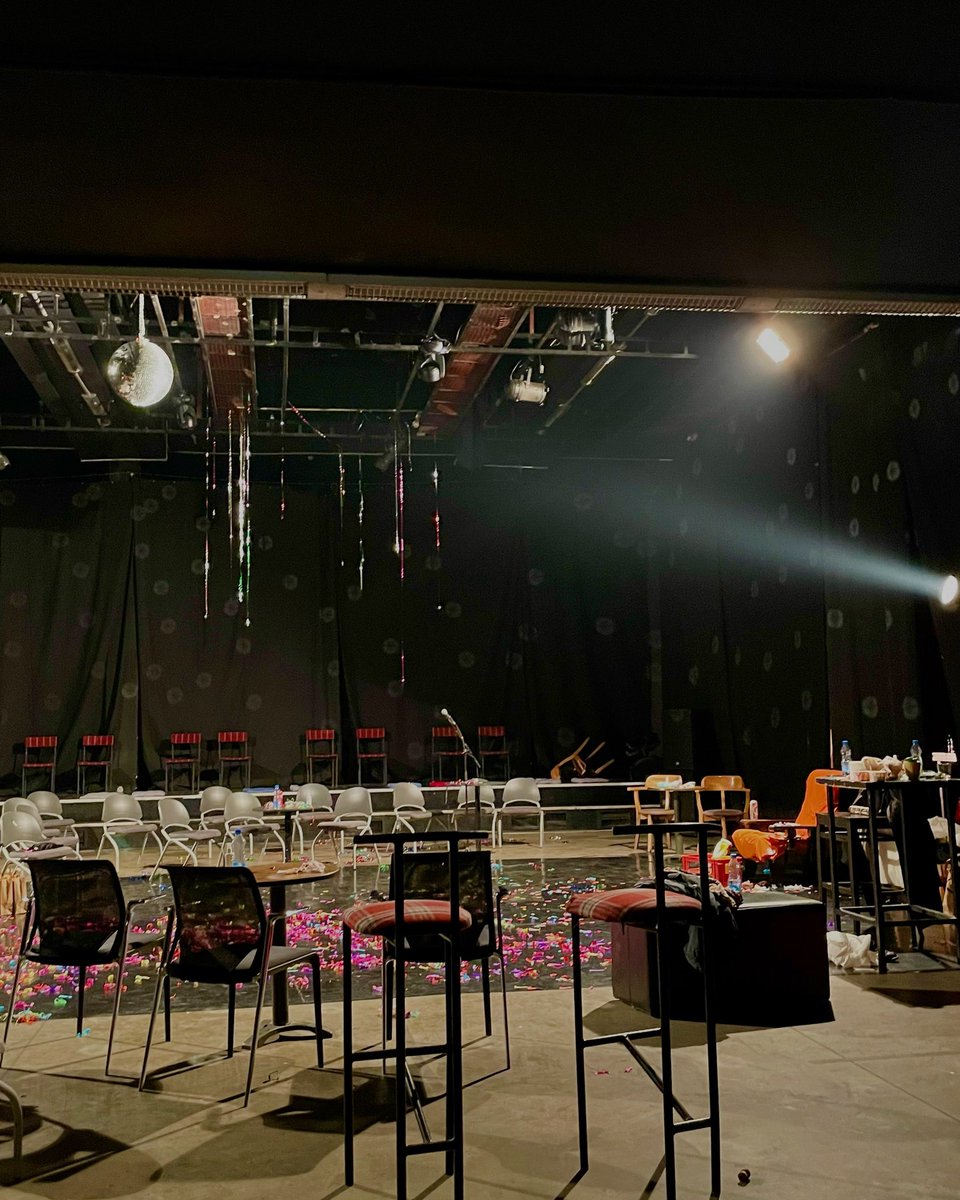 Само светки и шљокици во 2022 ✨

Среќна Нова година и среќни празници другари🥂

Со љубов, 
Артопија ❤️